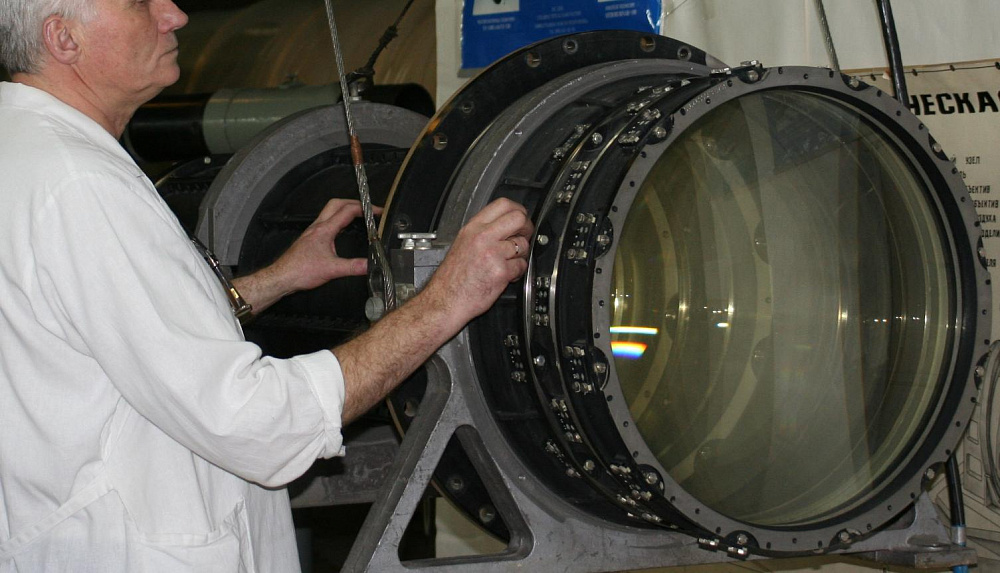 Large-dimensioned Lens Objective — Glavkosmos